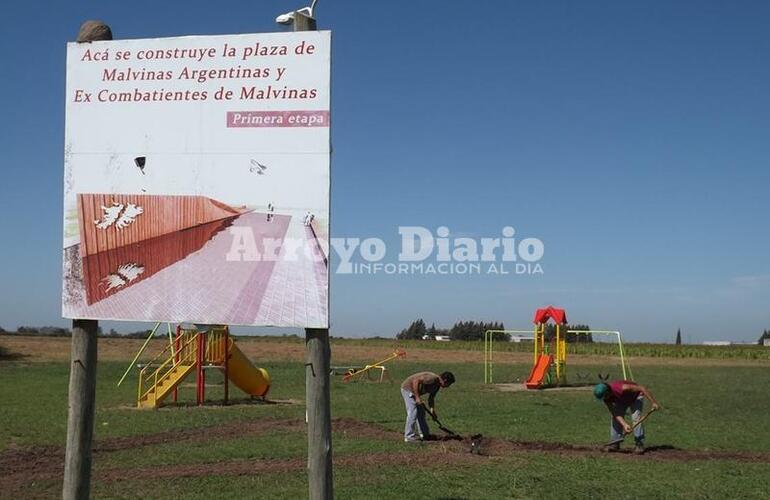 En el lugar. Personal dependiente de Obras Públicas trabajando esta mañana en la plaza.