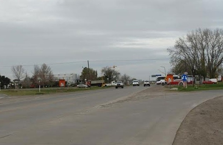 Imagen de Zavalla: por vuelco de un cami&oacute;n, se registran demoras en la A012