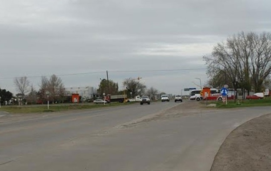 Imagen de Zavalla: por vuelco de un cami&oacute;n, se registran demoras en la A012