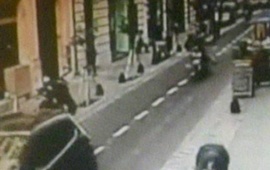 De Negri, en la parte inferior de la imagen, cae al recibir el impacto de bala. Detrás aparece corriendo el abogado.