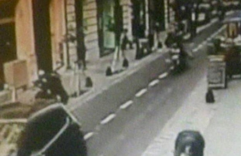 De Negri, en la parte inferior de la imagen, cae al recibir el impacto de bala. Detrás aparece corriendo el abogado.