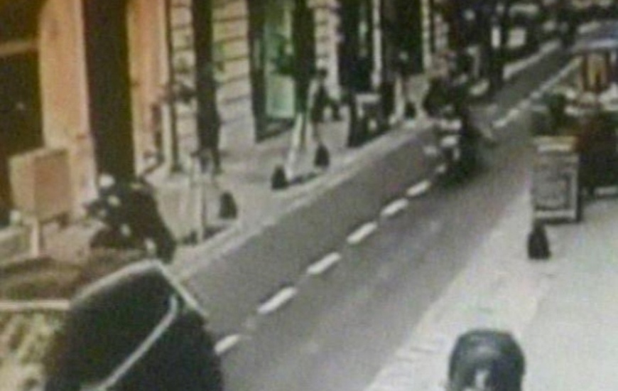 De Negri, en la parte inferior de la imagen, cae al recibir el impacto de bala. Detrás aparece corriendo el abogado.