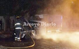 Los bomberos anoche mientras trabajaban para controlar la situación