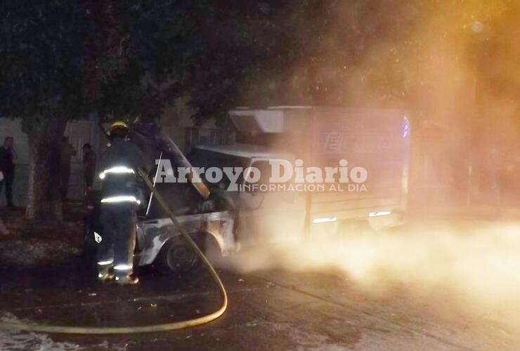 Los bomberos anoche mientras trabajaban para controlar la situación