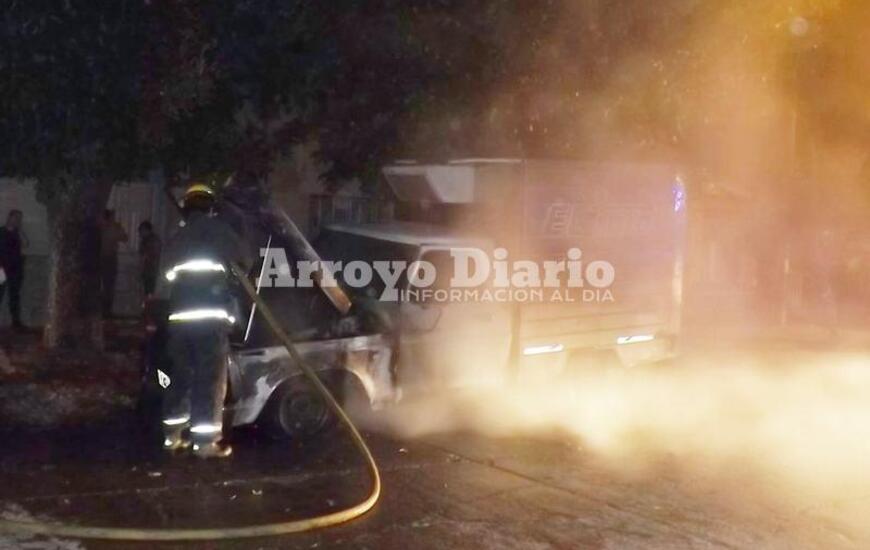 Los bomberos anoche mientras trabajaban para controlar la situación