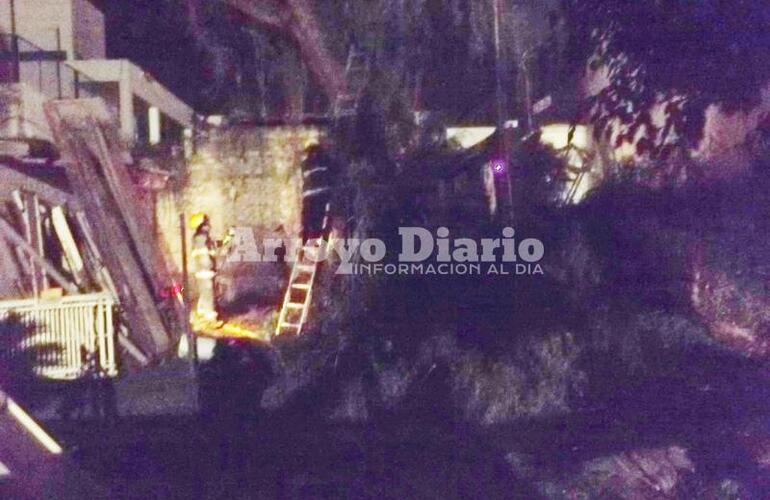 Los bomberos mientras trabajaban para controlar la situaci&oacute;n