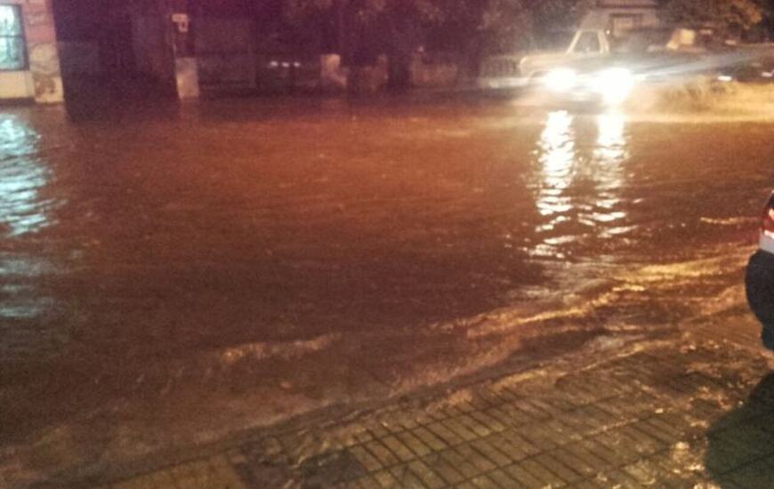 Calle Juan B. Justo al 700. Unas de las tantas im&aacute;genes que llegaron este viernes a nuestro diario.