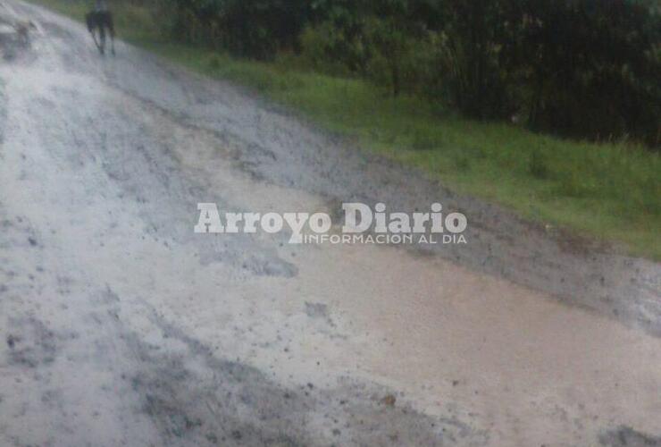 Las intensas precipitaciones de ayer, causaron estragos en algunas calles y caminos de la ciudad.