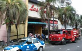 Dotaciones de Bomberos Zapadores trabajaban en el patio de comidas Las Tinajas. Foto: Leonardo Vincenti / La Capital