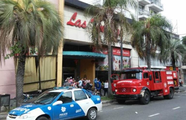 Dotaciones de Bomberos Zapadores trabajaban en el patio de comidas Las Tinajas. Foto: Leonardo Vincenti / La Capital Dotaciones de Bomberos Zapadores trabajaban en el patio de comidas Las Tinajas. Foto: Leonardo Vincenti / La Capital