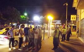 Tensi&oacute;n. Uno de los momentos capturados durante los incidentes de este domingo.