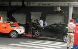 La mujer quiso impedir que se lleven su auto al corralón y se subió al capó. Foto: @LaMuniRosario