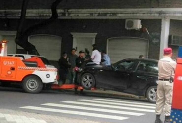 La mujer quiso impedir que se lleven su auto al corralón y se subió al capó. Foto: @LaMuniRosario