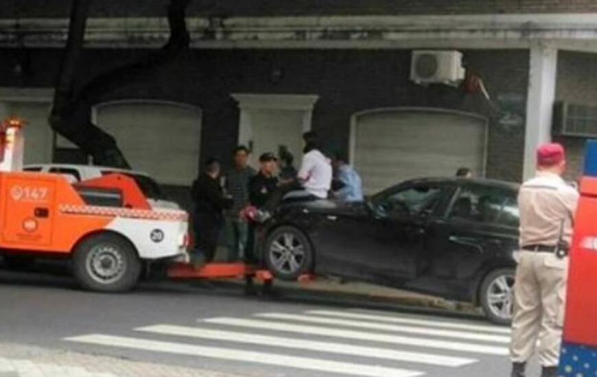 La mujer quiso impedir que se lleven su auto al corral&oacute;n y se subi&oacute; al cap&oacute;. Foto: @LaMuniRosario