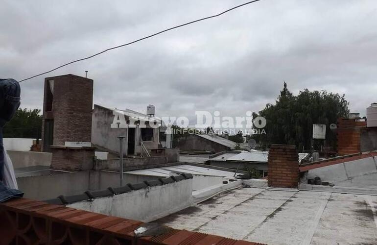 Desde este lugar los vecinos ve&iacute;an como estas dos personas los apuntaban con una supuesta arma de fuego