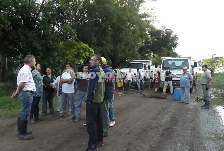 Los funcionarios escuchando a los vecinos del Ombú