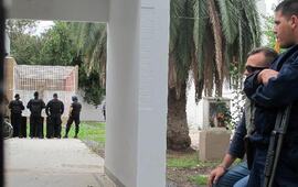 Siete reclusos alojados en la comisar&iacute;a 24&ordf; se fugaron a plena luz del d&iacute;a.