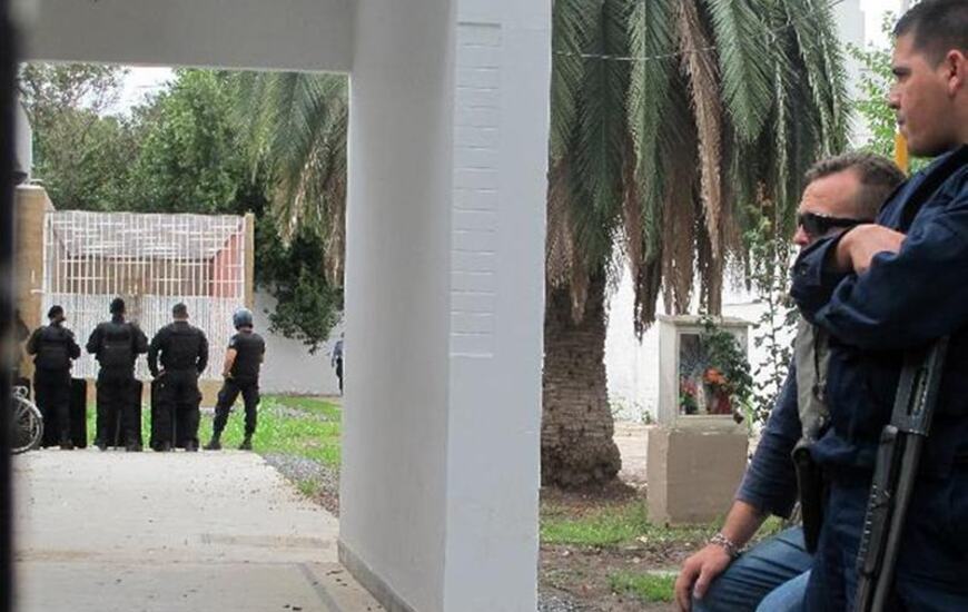 Siete reclusos alojados en la comisaría 24ª se fugaron a plena luz del día.