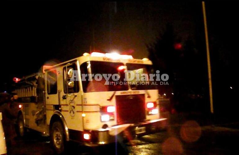 Tarea cumplida. El móvil de Bomberos Voluntarios saliendo de Dreyfus.