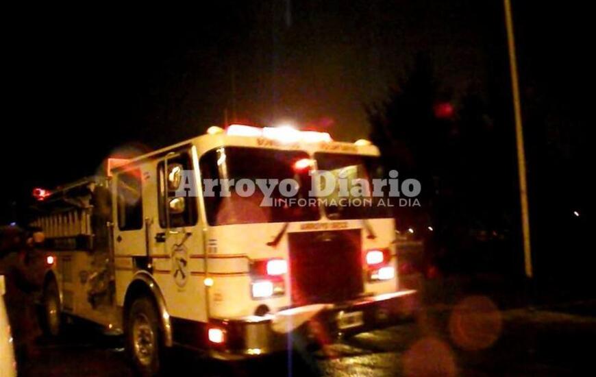 Tarea cumplida. El móvil de Bomberos Voluntarios saliendo de Dreyfus.