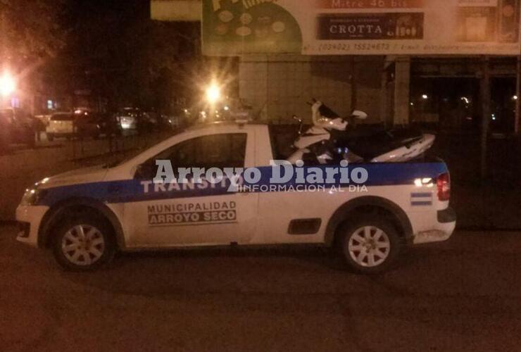 El móvil de Tránsito en San Martín e Hipólito Yrigoyen con una de las motos secuestradas