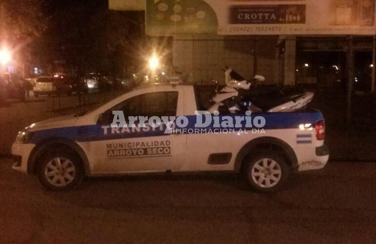 El móvil de Tránsito en San Martín e Hipólito Yrigoyen con una de las motos secuestradas