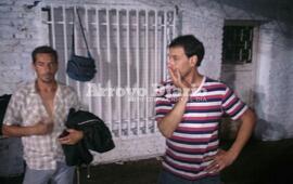 Marcos Centini junto a otro colaborador del club frente al dep&oacute;sito violentado por los ladrones