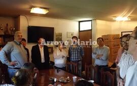 Imagen de Con cheque en mano: Marc visit&oacute; el Complejo �Los Tiburones�