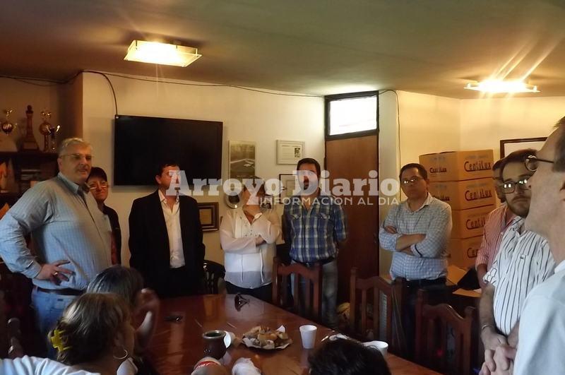 Imagen de Con cheque en mano: Marc visit&oacute; el Complejo �Los Tiburones�