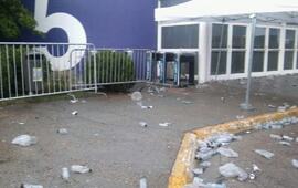 Gran cantidad de envases de agua mineral afuera del pabellón de Costa Salguero.