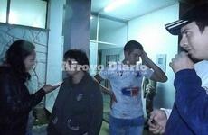 Las v&iacute;ctimas del robo esta noche en las puertas de la comisar&iacute;a local.