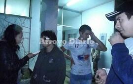 Las víctimas del robo esta noche en las puertas de la comisaría local.