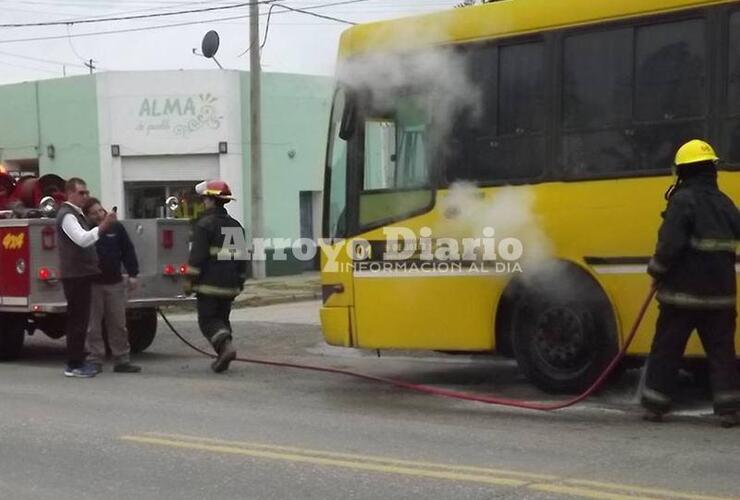 Una dotación de bomberos voluntarios de Arroyo Seco trabajó en el lugar