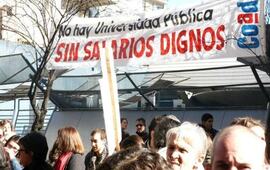 Docentes de la UNR votan para decidir cuántos días de paro harán la semana entrante.