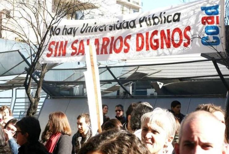 Docentes de la UNR votan para decidir cuántos días de paro harán la semana entrante.