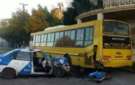 Los polic&iacute;as que iban en el patrullero sufrieron heridas leves. Foto Twitter @Canal5deRosario