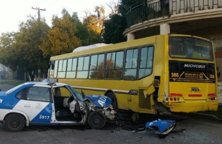 Los polic&iacute;as que iban en el patrullero sufrieron heridas leves. Foto Twitter @Canal5deRosario