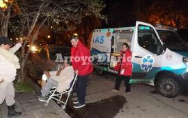 El paciente fue atendido en la vía pública por AMAS y luego trasladado en ambulancia al hospital local.