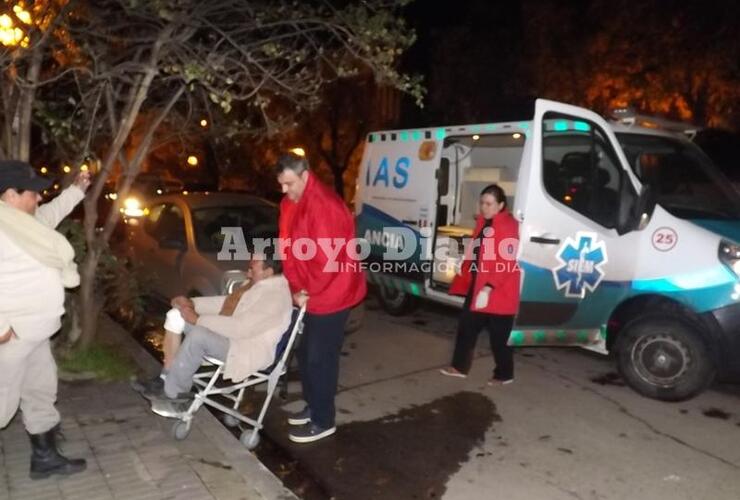 El paciente fue atendido en la vía pública por AMAS y luego trasladado en ambulancia al hospital local.