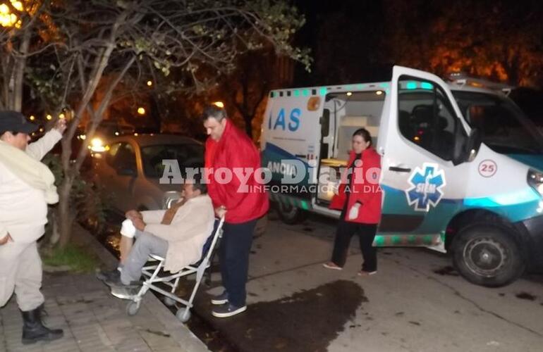 El paciente fue atendido en la vía pública por AMAS y luego trasladado en ambulancia al hospital local.