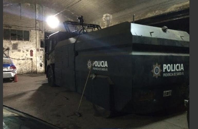 El cami&oacute;n hidrante en un galp&oacute;n de Jefatura.