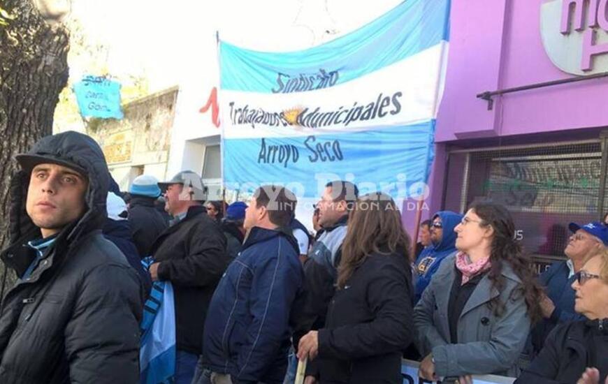 Los municipales de Arroyo Seco tambi&eacute;n participaron de la manifestaci&oacute;n. Foto: Liliana Pigini
