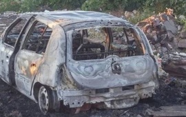 El auto apareci&oacute; quemado en un basural cercano a Las Flores. Foto: Canal 5