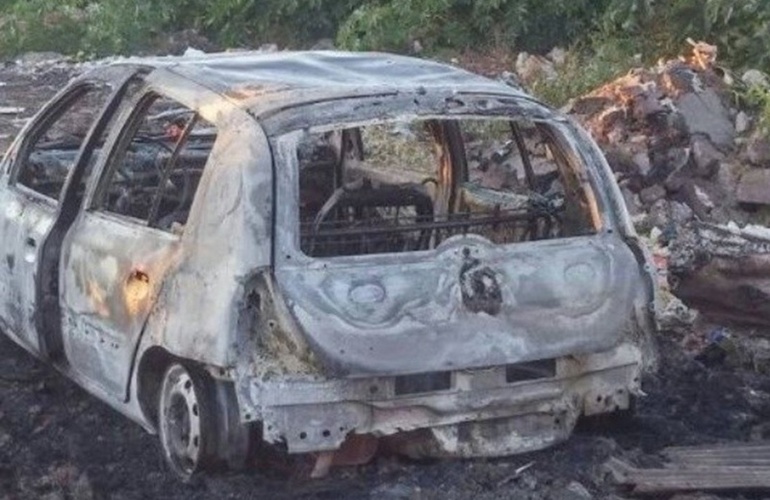 El auto apareció quemado en un basural cercano a Las Flores. Foto: Canal 5