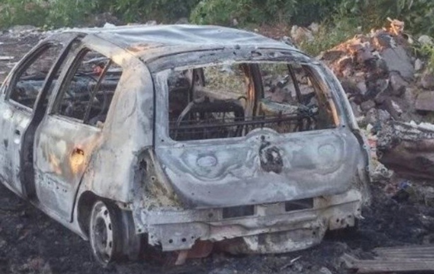 El auto apareció quemado en un basural cercano a Las Flores. Foto: Canal 5