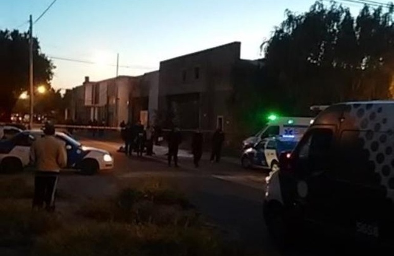 San Nicolás y Garay, el lugar donde se produjo el homicidio. La policía y funcionarios judiciales trabajan en el lugar. Foto: Twitter @PCKassabian