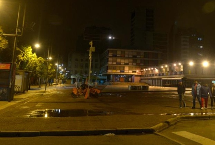 Tierra de nadie. La plaza Montenegro, frente al cine Monumental, se torna muy insegura. Allí había una garita policial que fue desmantelada.