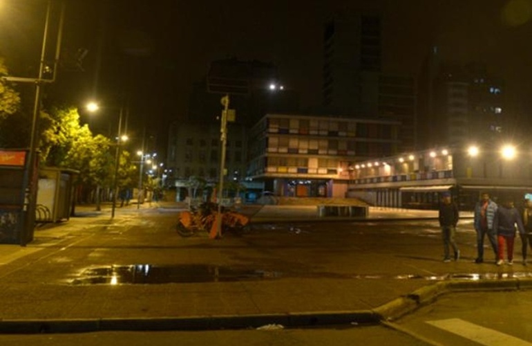 Tierra de nadie. La plaza Montenegro, frente al cine Monumental, se torna muy insegura. Allí había una garita policial que fue desmantelada.