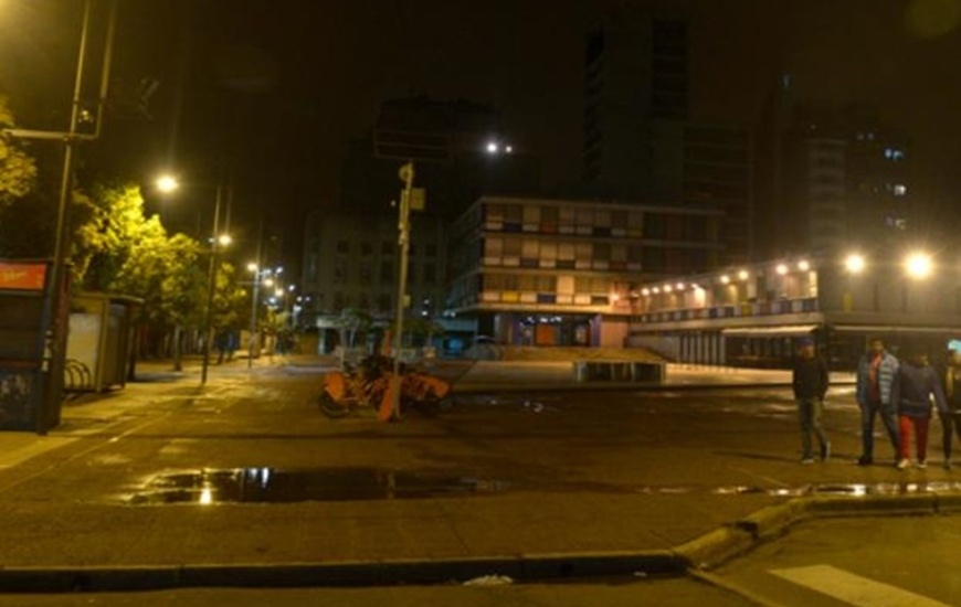 Tierra de nadie. La plaza Montenegro, frente al cine Monumental, se torna muy insegura. All&iacute; hab&iacute;a una garita policial que fue desmantelada.