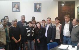 La foto tras la firma de los convenios con Grimoldi. Foto: Gentileza Nicol&aacute;s Trabaina